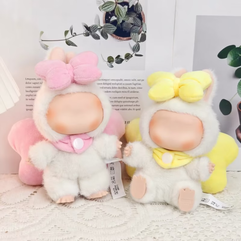 El atuendo y los accesorios para la Labubu incluyen una muñeca de peluche con un lazo, y una caja marrón pintada a mano para la muñeca que sirve como cofre de juguetes - Image 2