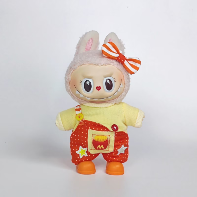 Este atuendo se inspiró en la cuenta de Labubu collection de TikTok. La artista de este ++escudo exclusivo del arba kapal’ resumió muy bien la fusión entre ternura, originalidad y lo juguetón del diseño kawaii.