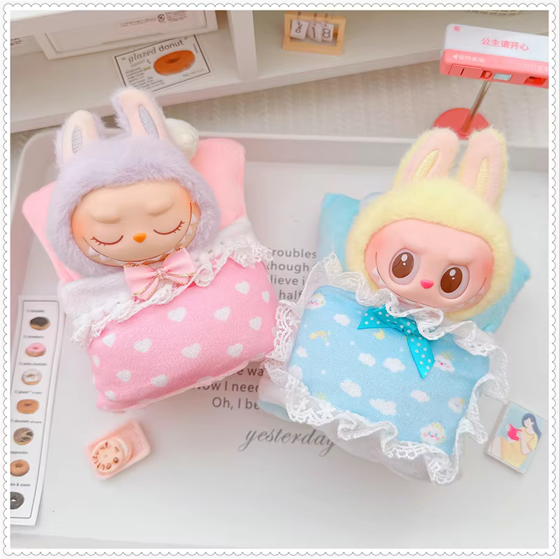 La ropa de cama para una muñeca Labubu incluye un edredón, una funda y un cuerpo de muñeca con exquisitas decoraciones, todo en la muñeca Labubu.