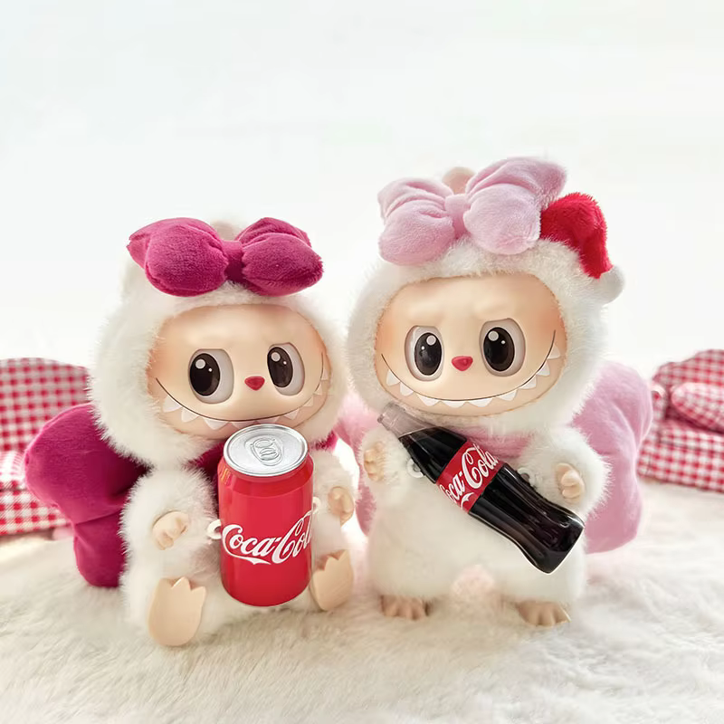 Diseñadas cuidadosamente para la gama de muñecas POPMART Labubu, las vitrinas ofrecen un tamaño perfecto para exhibir juguetes de peluche y figuras de 15-17 cm