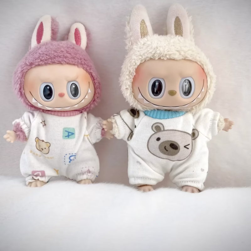 Conjunto de pijama de una pieza con colgante de ropa para muñeca Labubu de 17 cm con vestido, babero, toalla y ternero. - Image 2